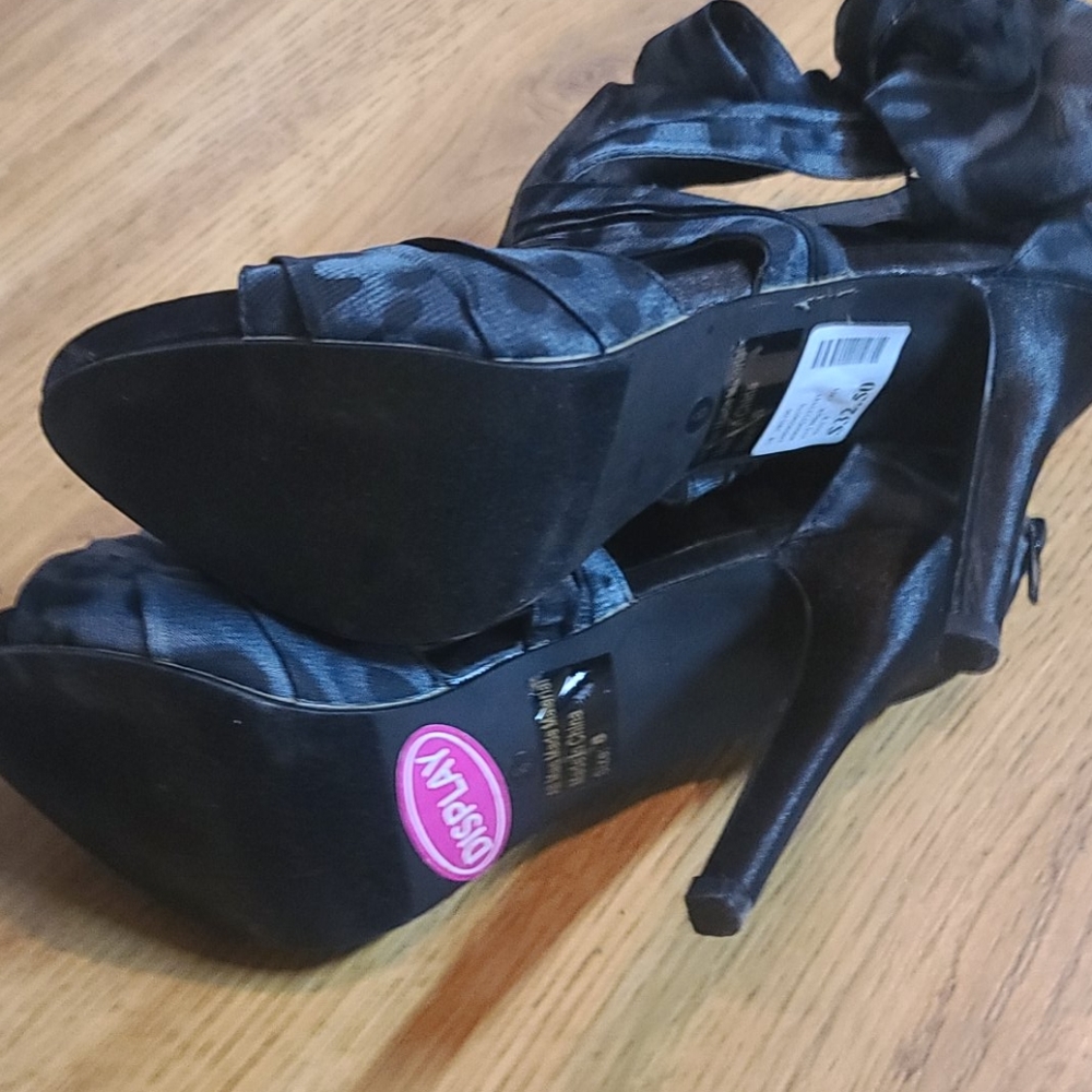 Heels - Picture 3 of 3